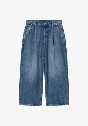 Bredbenede blå cowboybukser med plisseringer, sidelommer, knaplukning og bæltestropper, lagt fladt på en hvid baggrund.