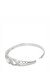 Bracciale aperto in argento con dettagli intricati a scroll e un grande gemma ovale trasparente al centro.