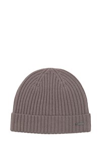 Grijze geribbelde gebreide muts met omgeslagen boord en klein metalen merkembleem op een witte achtergrond.