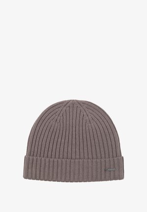 Grijze geribbelde gebreide muts met omgeslagen boord en klein metalen merkembleem op een witte achtergrond.