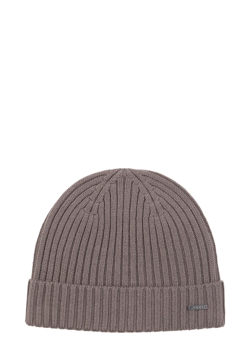 Grijze geribbelde gebreide muts met omgeslagen boord en klein metalen merkembleem op een witte achtergrond.