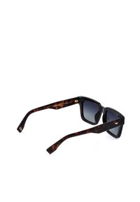 Lunettes de soleil noires avec verres carrés à dégradé sombre et branches à motif écaille, présentées sur fond blanc.