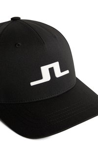 Czarna czapka z wygiętym daszkiem, wykonana z gładkiego materiału. Posiada białe wypukłe logo z przodu oraz szwy wzdłuż daszka.