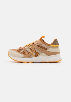 Sneakers - brown