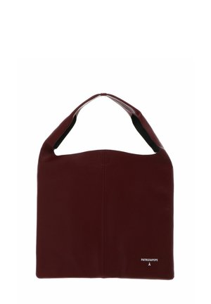 Sac à épaule en cuir rouge foncé avec une large bandoulière et un petit logo blanc "PATRIZIAPEPE" en bas à droite.