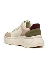 Baskets basses en daim et cuir crème, beige et vert olive. Semelle blanche épaisse avec des détails texturés. Accent bordeaux au niveau du talon.