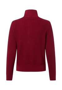 Sweter z golfem wydziergany w głębokiej czerwieni, z teksturowanym wzorem, długimi rękawami i dopasowanym wcięciem w talii, bez widocznych logo czy ozdobników.