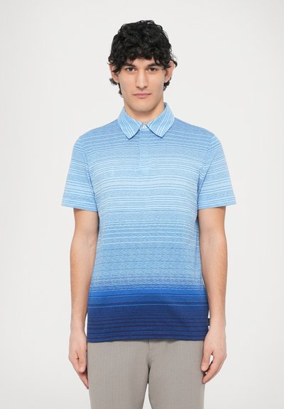 Polo à manches courtes en dégradé de nuances de bleu, avec des rayures horizontales, un col classique et une texture de tissu léger.