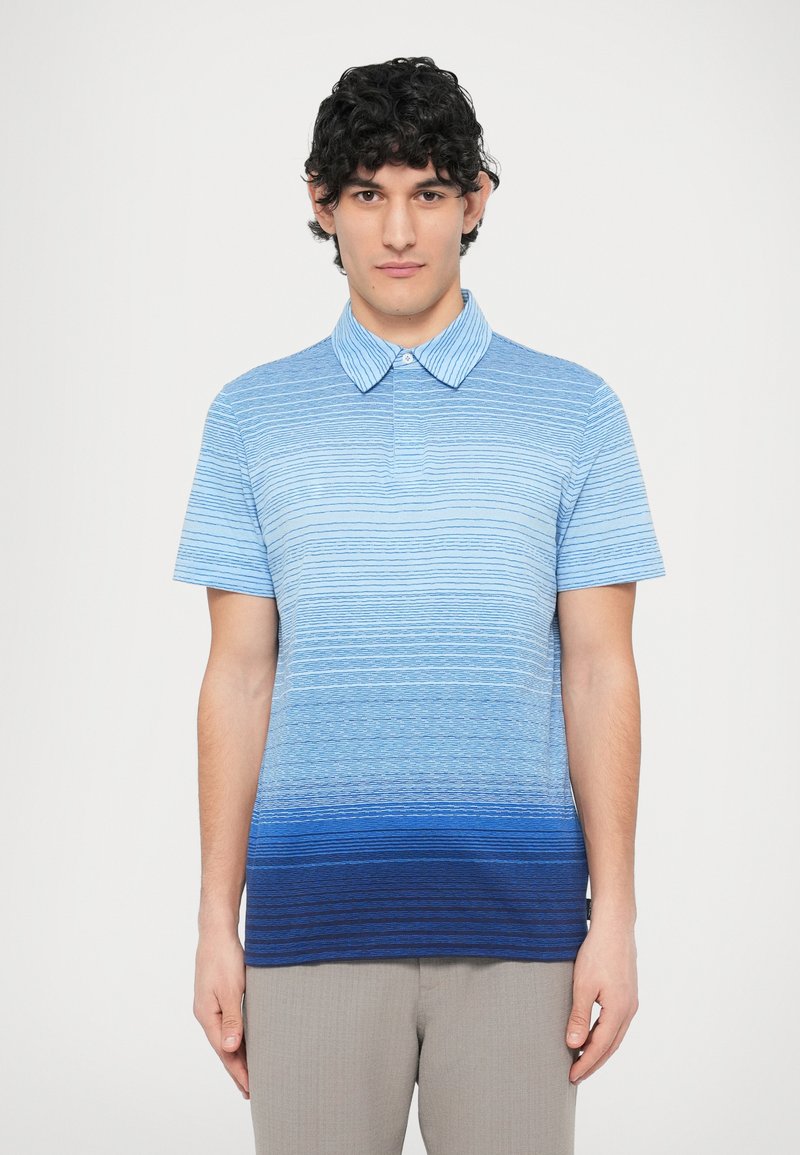 Polo tričko s krátkym rukávom v prechádzajúcich odtieňoch modrej, s horizontálnymi pruhmi, klasickým golierom a ľahkou textúrou látky.