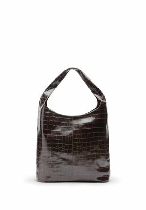 Sac à main marron foncé brillant avec une texture crocodile, doté d'une seule sangle large et d'un corps rectangulaire souple.
