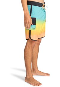 Costume da bagno con sfumature di blu verso arancione, con vita nera, tasca laterale e bordi neri. Materiale leggero.