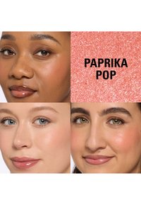 Quatre visages avec diverses teintes de peau mettent en valeur un fard à joues rose doux nommé "Paprika Pop". Ils présentent des lèvres brillantes et des reflets subtils.