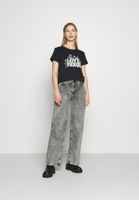 Levi's® THE PERFECT TEE - T-shirt estampada - caviar