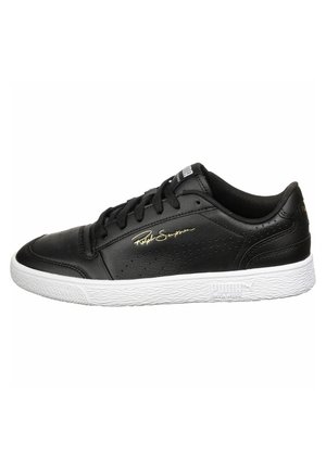 Czarny niski sneaker z białą podeszwą, czarnymi sznurówkami, perforowanymi bokami i złotym podpisem "Ralph Sampson" po boku.