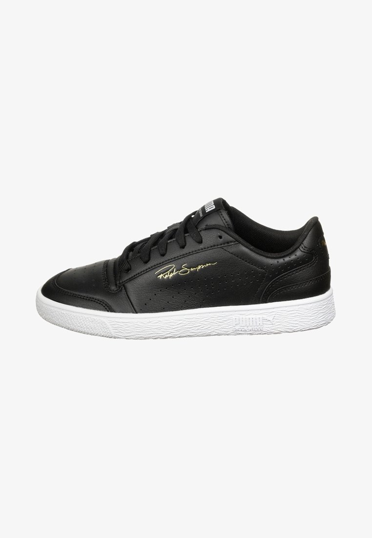 Baskets basses noires avec semelle blanche, lacets noirs, côtés perforés et signature dorée "Ralph Sampson" sur le côté.
