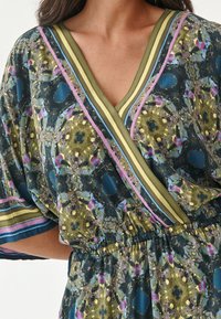 Blumenmusterkleid in Grüntönen, Blau und Pink mit V-Ausschnitt, weiten Ärmeln und elastischem Bund, versehen mit gestreiften Akzenten.