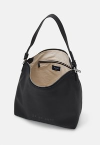 Črna usnjena torbica z teksturno obdelavo, razprta, razkrivajoča bež notranjost z žepom na zadrgo in oznako logotipa.