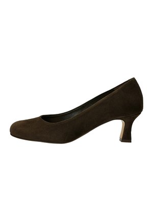 Dunkelbrauner Wildleder-Damenschuh mit niedrigem Absatz, abgerundeter Spitze und schmalem mittelhohem Absatz, seitlich auf weißem Hintergrund.