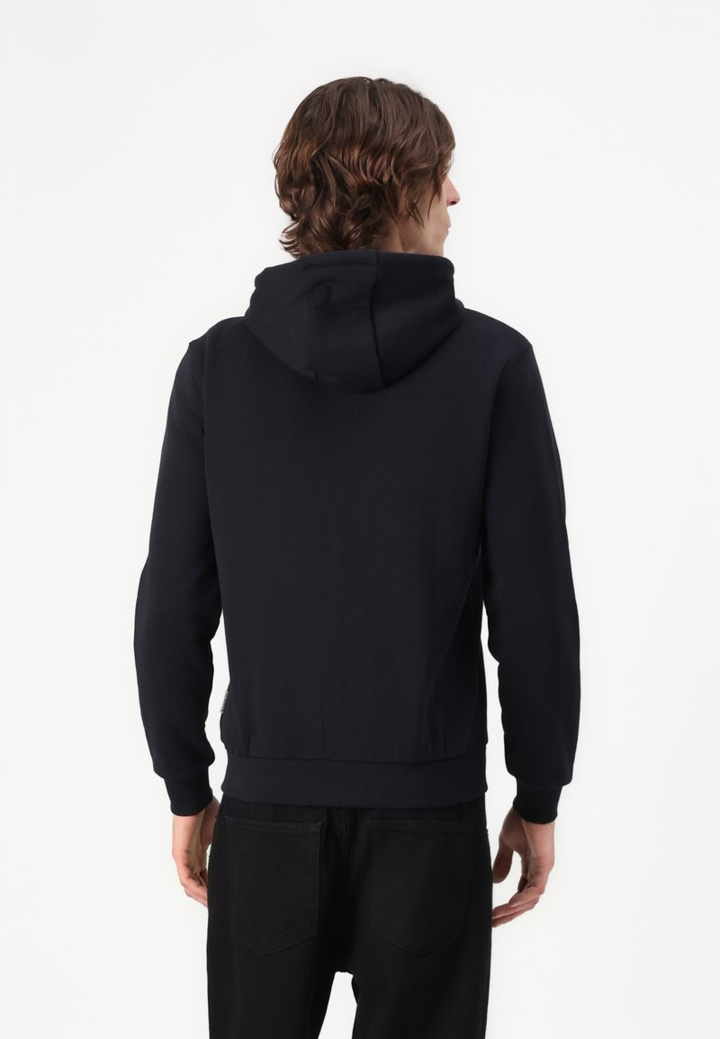 Czarna bluza z kapturem o miękkiej fakturze, z prążkowanymi mankietami i dopasowanym pasem. Minimalistyczny design, bez widocznego logo czy wzorów.