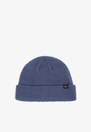 Gorro de punto en azul oscuro, con un dobladillo y una pequeña etiqueta en el lateral. Textura suave con un sencillo patrón de canalé.