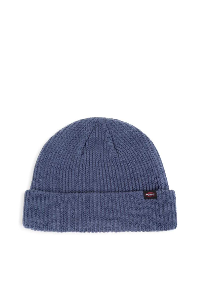 Bonnet en tricot bleu foncé, avec un revers replié et une petite étiquette sur le côté. Texture douce avec un motif côtelé simple.