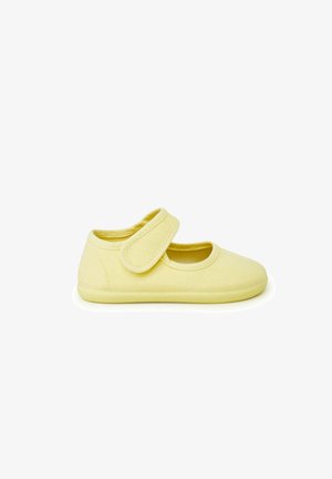 Chaussure bébé souple jaune avec une seule bride réglable en velcro et une semelle plate, présentée sur fond blanc.