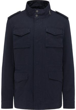 Marineblaue Militärjacke im Stil mit hohem Kragen, zwei Brusttaschen und knöpfbaren Schulterklappen. Hergestellt aus robustem Stoff mit glatter Textur.