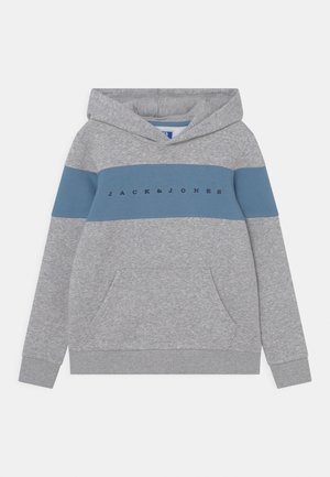 Grauer Kapuzenpullover mit einem blauen, horizontalen Streifen über der Brust, der den Schriftzug "JACK & JONES" trägt, und einer vorderen Kängurutasche.