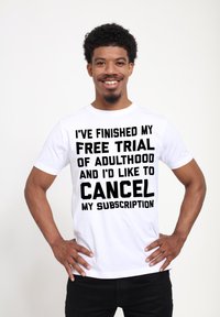 Hvid t-shirt med fed sort tekst: "JEG HAR AFSLUTTET MIT GRATIS PRØVEPERIODE AF VOKSENLIVET OG JEG VIL GERNE ANNULLERE MIT ABONNEMENT."