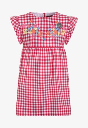 Robe en vichy rouge et blanc avec des manches courtes à volants et une broderie florale colorée sur la poitrine.