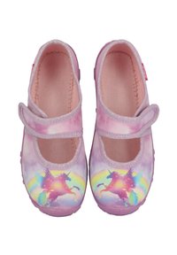 Rosa Mary Jane-Schuhe mit einem schimmernden Riemen, die ein Einhorn- und Regenbogenmuster auf einer weichen, strukturierten Oberfläche zeigen.