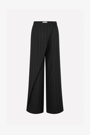 Schwarze weite Hosen mit vertikalen weißen Streifen, mit einem Wickeldesign und einem seitlichen Knopfverschluss. Maßgeschneiderter Stoff und glatte Textur.