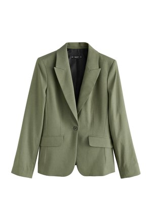 Blazer verde olivo hecho de una tela suave con un ajuste entallado. Presenta solapas de muesca, cierre de un solo botón y dos bolsillos frontales.