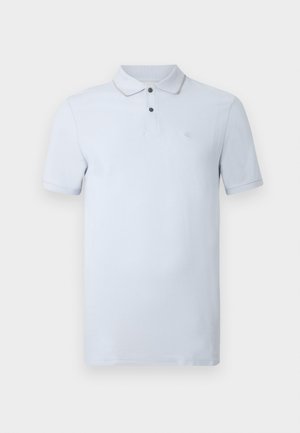 Camiseta polo de manga corta azul claro con tapeta de dos botones y logo bordado sutil en el pecho izquierdo sobre fondo liso.