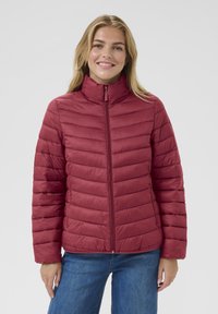 Giubbotto imbottito bordeaux con collo alto, cuciture orizzontali, design leggero e chiusura frontale con zip. Presenta una consistenza liscia.