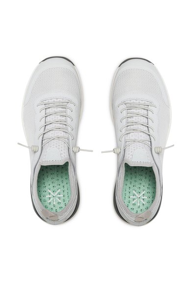 Baskets de sport gris clair avec tige en mesh, lacets ronds et semelles intérieures perforées vertes. Présentent des semelles texturées noires et blanches et un branding minimal.