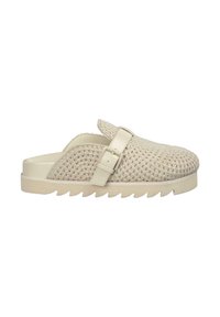 Scarpa slip-on beige intrecciata con un design strutturato in rilievo, una suola piatta di colore chiaro e una cinghia laterale con fibbia per la regolazione.