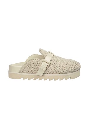 Scarpa slip-on beige intrecciata con un design strutturato in rilievo, una suola piatta di colore chiaro e una cinghia laterale con fibbia per la regolazione.