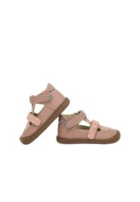 Scarpe in pelle rosa con un design testurizzato, dotate di doppio cinturino in Velcro e suola in gomma marrone. Accenti a pois nella zona delle dita.