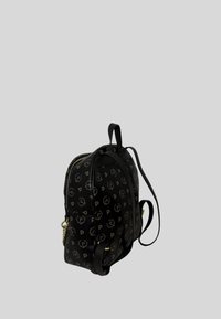 Zaino nero realizzato in un materiale texturizzato con un motivo a logo ripetuto. Dispone di spalline regolabili e una chiusura con cerniera per un'adeguata sicurezza di stoccaggio.
