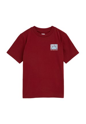 Camiseta de algodón roja con cuello redondo y mangas cortas. Presenta un pequeño estampado gráfico en el pecho con un sol estilizado y texto.