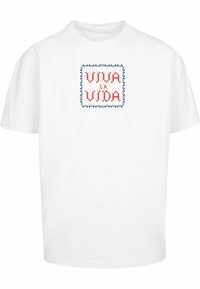 Hvit t-skjorte med korte ermer som har et fargerikt brodert design med teksten "VIVA LA VIDA" inni en rektangulær ramme.