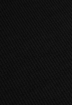 Czarna prążkowana tkanina o teksturowanej powierzchni, z delikatnymi pionowymi liniami. Materiał wydaje się miękki i elastyczny.