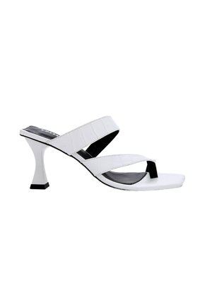 Witte hakken sandalen met twee brede banden, met een vierkante neus en licht gestructureerd materiaal. Zwarte zool en blokhak voor stabiliteit.
