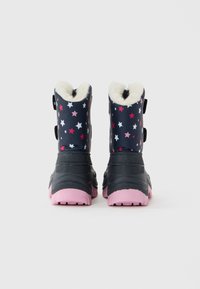 Ein Paar dunkelblaue Winterstiefel mit pinken und weißen Sternmustern, pinken Sohlen und weißem Fleecefutter, von hinten betrachtet.