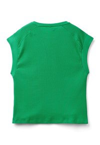 Zelený žebrovaný top s krátkým rukávem, s kulatým výstřihem a texturovanou tkaninou s vertikálními pruhy, zakončený rovnými lemy.