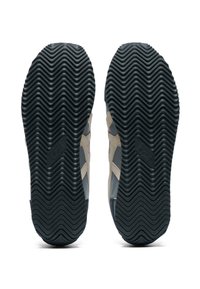 Retro tenisky s vzorovanou gumovou podešví, kombinující šedé a béžové materiály s texturovaným povrchem.