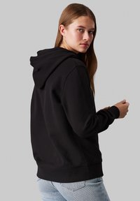 Calvin Klein Jeans EMBROIDERED REGULAR - Mikina s kapucí - ck black