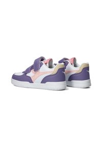 Sneakers viola e bianchi con un accento rosa, dotati di una fascia in velcro, pannello laterale texturizzato e suola in gomma robusta.