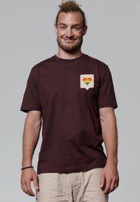 watapparel VON HERZEN - T-shirt imprimé - red brown